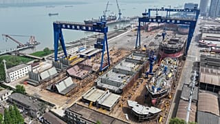 Çin'in doğusundaki Jiangsu eyaletinin Nanjing kentinde bulunan Jinling Tersanesi'nde yapım aşamasında olan gemilerden bir görünüm 11 Nisan 2025, Cuma. 