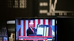 ABD Başkanı Donald Trump, 3 Nisan 2025 Perşembe günü Almanya'nın Frankfurt kentindeki borsada bir televizyon ekranında görünüyor.
