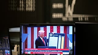 O Presidente dos EUA, Donald Trump, aparece num ecrã de televisão na bolsa de valores em Frankfurt, Alemanha, quinta-feira, 3 de abril de 2025.