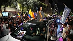 Anhänger von Präsident Daniel Noboa feiern die ersten Ergebnisse, die ihn in der Stichwahl der Präsidentschaftswahlen in Quito in Führung sehen, 13. April 2025