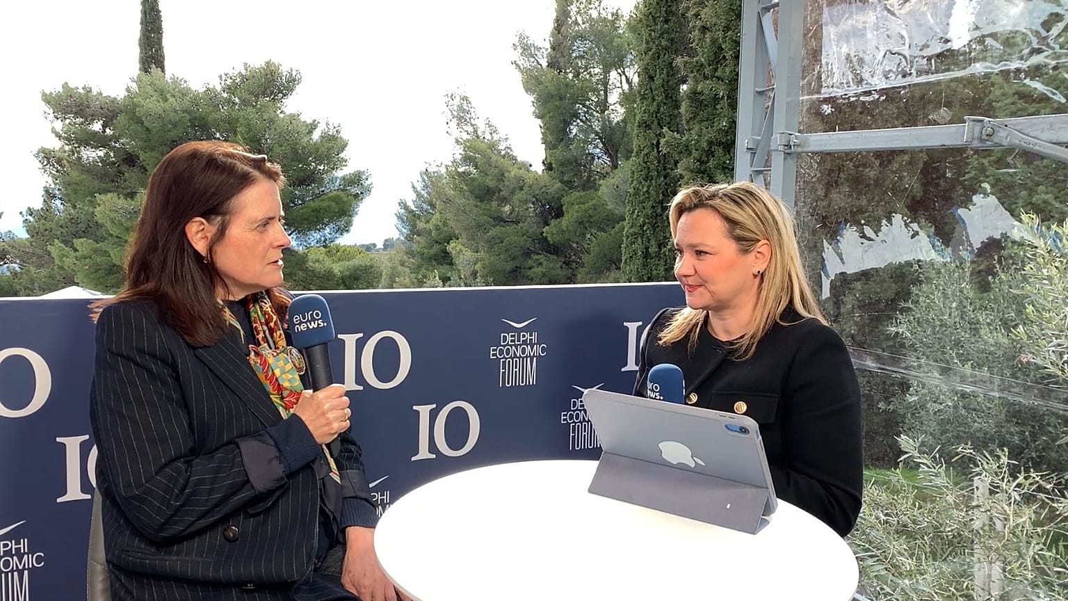 Chatham House-Leiterin Bronwen Maddox im Gespräch mit Euronews-Journalistin Fay Doulgkeri.