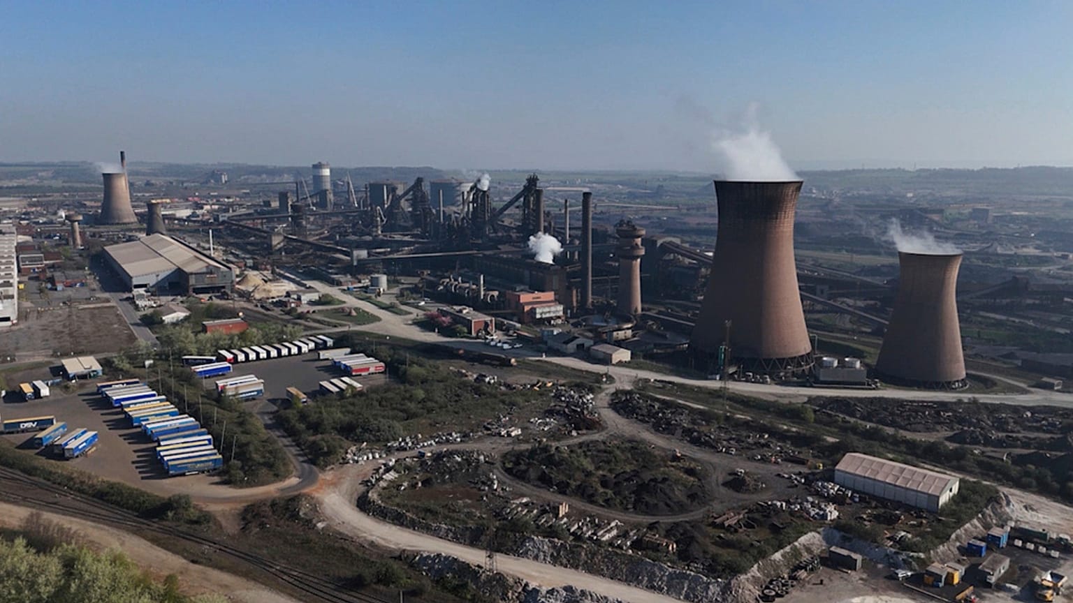 PA videosundan alınan bu ekran görüntüsü, 12 Nisan 2025 Cumartesi günü Lincolnshire, Scunthorpe'daki British Steel fabrikasının bir görünümünü gösteriyor.