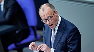 Friedrich Merz spricht während einer Debatte im Deutschen Bundestag in Berlin, Deutschland, Dienstag, 18. März 2025.