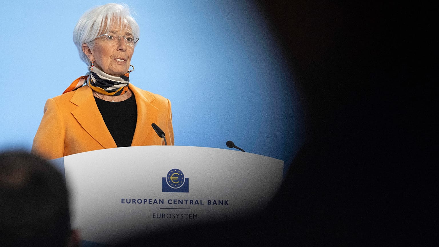 La presidenta del Banco Central Europeo (BCE), Christine Lagarde, habla en la rueda de prensa posterior a la reunión del banco, en Fráncfort, Alemania. 6 de marzo de 2025. 