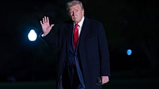 O Presidente Donald Trump gesticula para os jornalistas enquanto caminha no relvado sul da Casa Branca, em Washington, no domingo, 13 de abril de 2025.