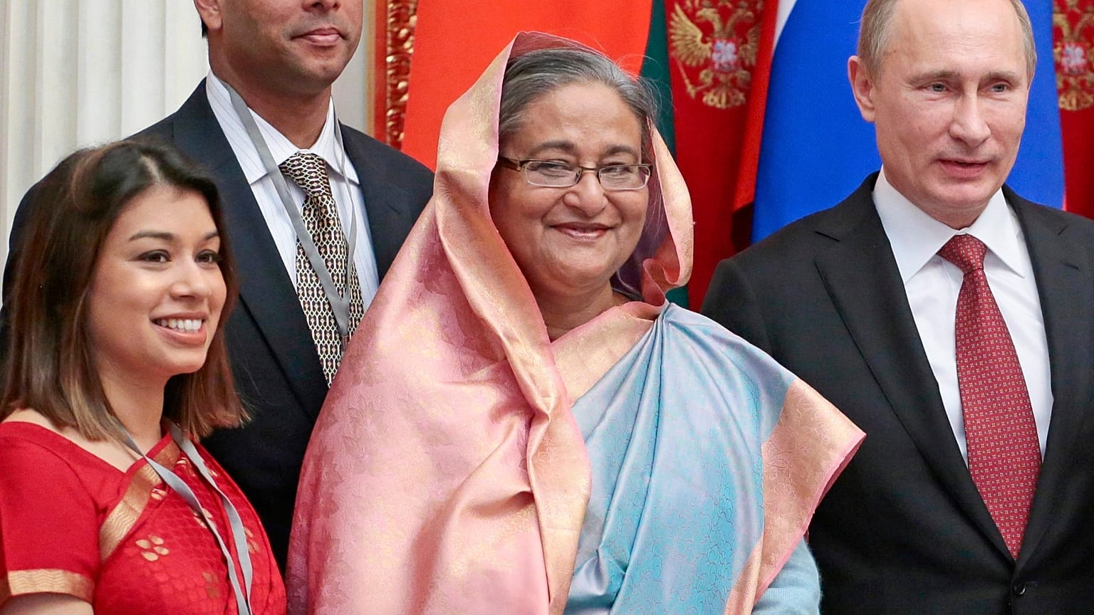 Tulip Siddiq, a primeira-ministra do Bangladesh, Sheikh Hasina, e o presidente russo, Vladimir Putin, participam numa cerimónia de assinatura no Kremlin, em Moscovo, em 2013.