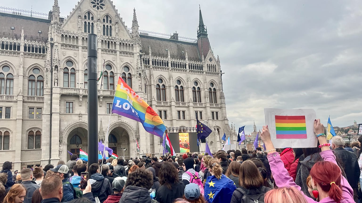 Protesto do Momentum na Praça Kossuth durante a votação - Budapeste, 14 de abril de 2025.