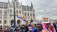 Protesta del Momentum in piazza Kossuth durante il voto - Budapest, 14 aprile 2025.