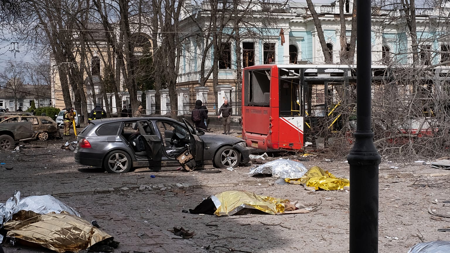 Rusya'nın Sumy, Ukrayna'ya düzenlediği füze saldırısının ardından yerde cansız bedenler yatıyor
