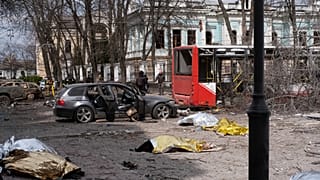 Leichen liegen nach einem russischen Raketenangriff auf Sumy, Ukraine, am Boden