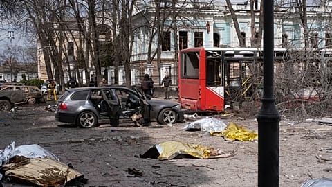 Rusya'nın Sumy, Ukrayna'ya düzenlediği füze saldırısının ardından yerde cansız bedenler yatıyor