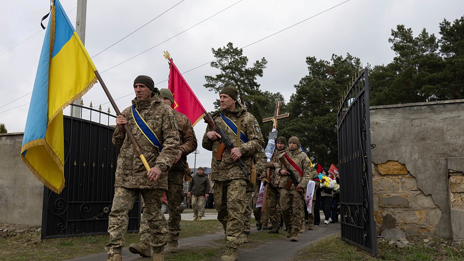 Ukrán katonák egy bajtársuk temetésén. Képünk illusztráció