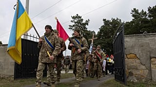 Ukrán katonák egy bajtársuk temetésén. Képünk illusztráció