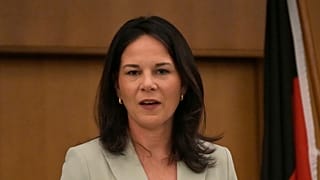 Die deutsche Außenministerin Annalena Baerbock spricht während einer Pressekonferenz in Beirut, Libanon, Mittwoch, 19. März 2025.