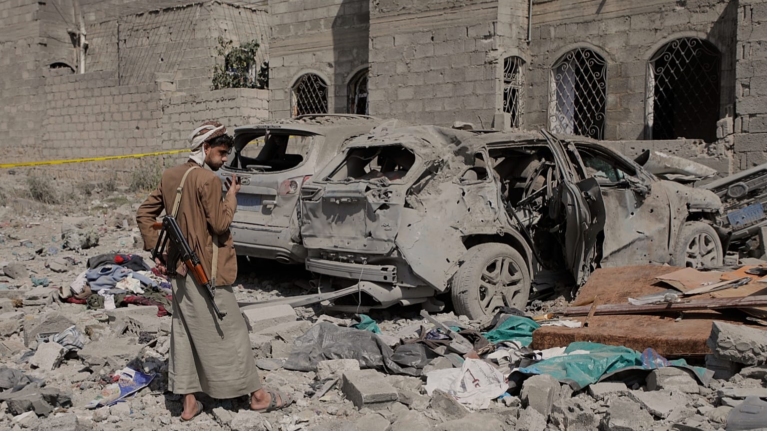 DATEI: Ein Houthi-Rebell begutachtet die Schäden, die angeblich durch US-Luftangriffe in Sanaa verursacht wurden, 7. April 2025