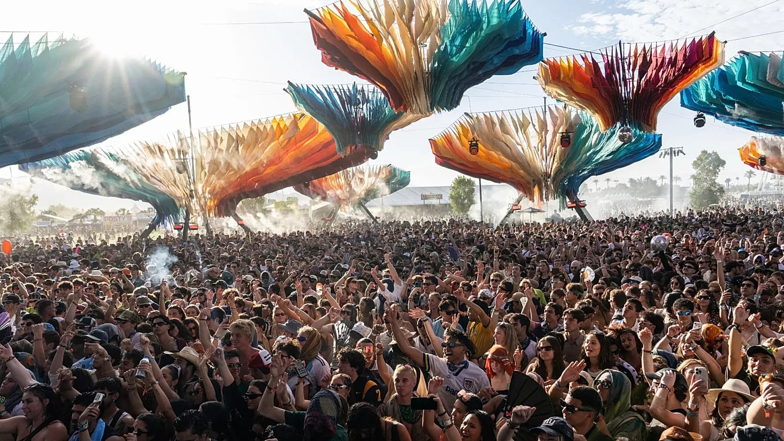 Festival katılımcıları Coachella 2025'in ilk hafta sonunda görülüyor