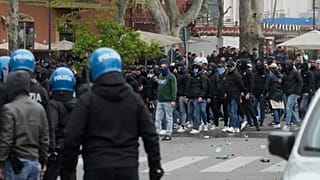 Aficionados del Lazio se enfrentan a la policía antes del partido de la Serie A entre el Lazio y el Roma en el Estadio Olímpico, domingo 13 de abril de 2025. (AP Photo/Gregorio Borgia)