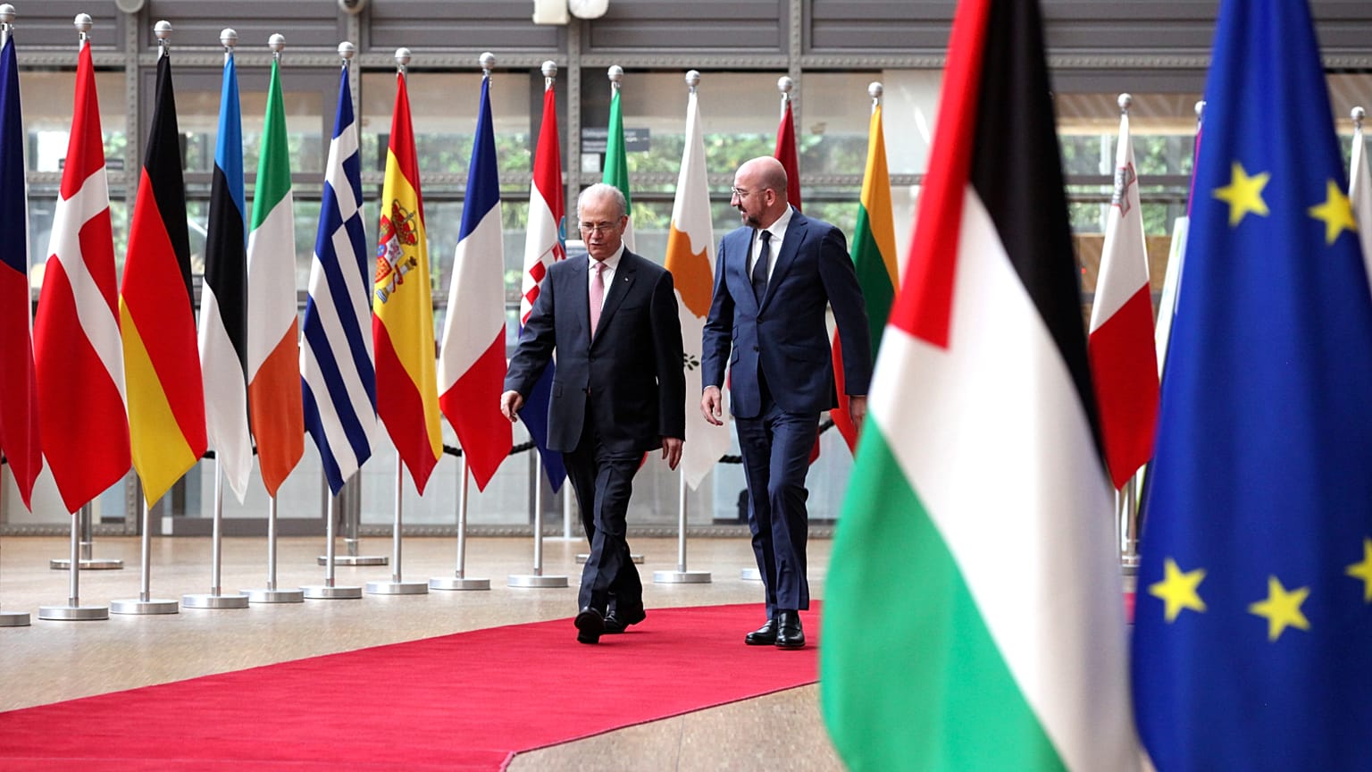 Il Presidente del Consiglio dell'UE Charles Michel, a destra, e il Primo Ministro dell'Autorità Palestinese Mohammad Mustafa si stringono la mano all'arrivo per un incontro presso l'edificio del Consiglio dell'UE a Bruxelles, 2024.