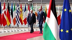 Il Presidente del Consiglio dell'UE Charles Michel, a destra, e il Primo Ministro dell'Autorità Palestinese Mohammad Mustafa si stringono la mano all'arrivo per un incontro presso l'edificio del Consiglio dell'UE a Bruxelles, 2024.