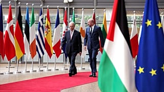 Il Presidente del Consiglio dell'UE Charles Michel, a destra, e il Primo Ministro dell'Autorità Palestinese Mohammad Mustafa si stringono la mano all'arrivo per un incontro presso l'edificio del Consiglio dell'UE a Bruxelles, 2024.