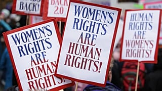 Studie: Die Radikalisierung des antifeministischen Diskurses hat auch wirtschaftliche Ursachen