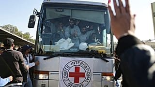 سجناء فلسطينيون محررون يصلون إلى قطاع غزة بعد إطلاق سراحهم من سجن إسرائيلي، في خان يونس، السبت 1 فبراير 2025.