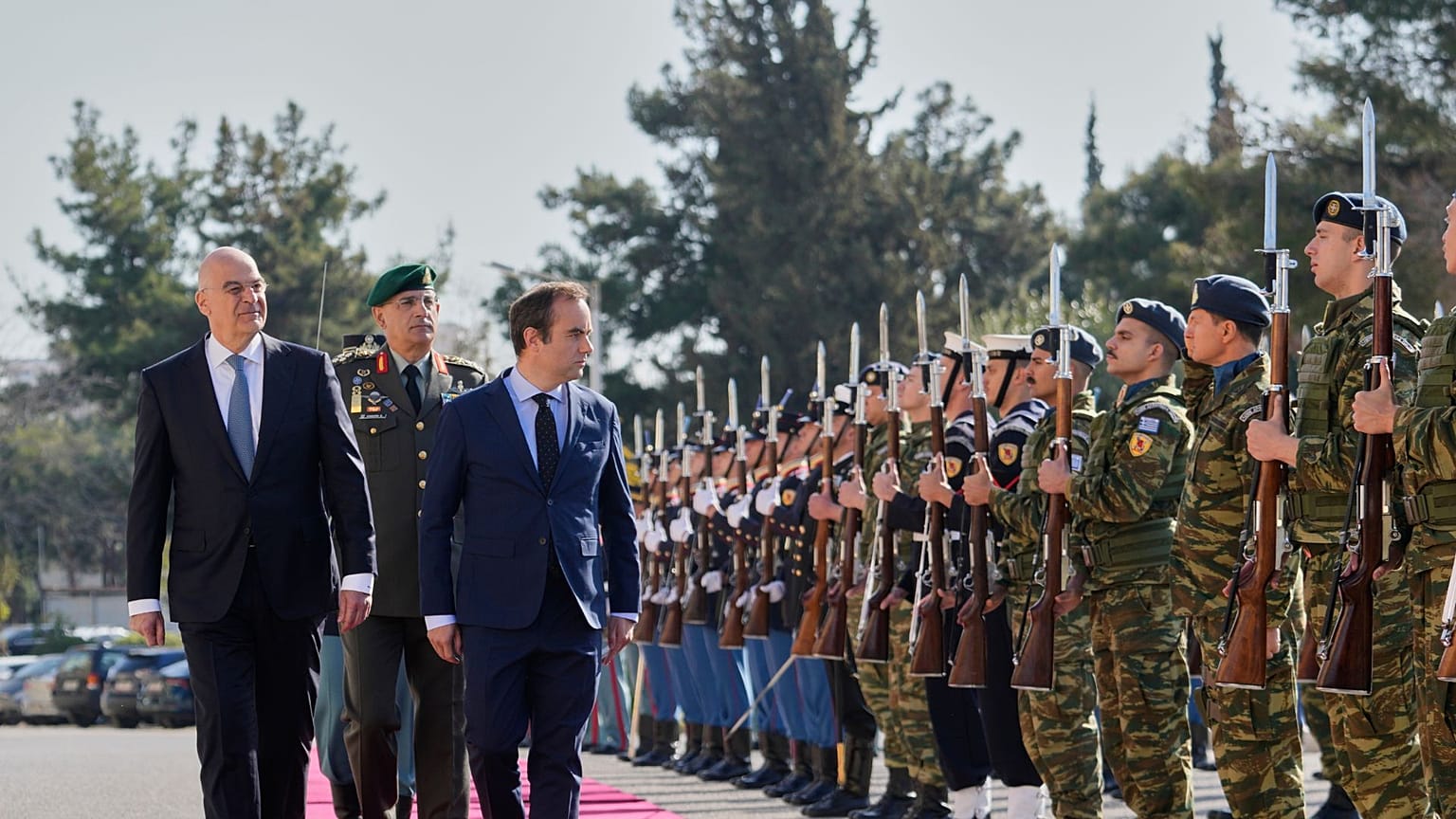 El ministro griego de Defensa, Nikos Dendias, y su homólogo francés, Sebastien Lecornu, inspeccionan la guardia de honor antes de su reunión en Atenas, Grecia, 14 de abril de 2025.
