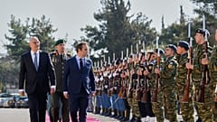 Der griechische Verteidigungsminister Nikos Dendias und sein französischer Amtskollege Sebastien Lecornu inspizieren die Ehrengarde vor ihrem Treffen in Athen, Griechenland, am 14. April 2025.