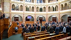 Délután 17 óra előtt szinte csak a kormánypárti képviselők tartózkodtak a Parlament üléstermében