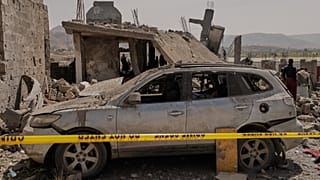 Des personnes inspectent les dégâts d'un bâtiment qui aurait été détruit par des frappes aériennes américaines à Sanaa, au Yémen, le lundi 7 avril 2025. (AP Photo)