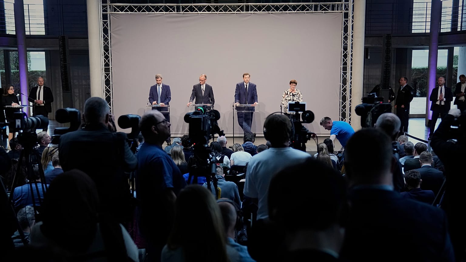 SPD, CDU und CSU präsentieren den Koalitionsvertrag. Die Jusos lehnen ihn ab.