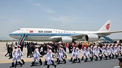 Das Flugzeug mit dem chinesischen Präsidenten Xi Jinping an Bord landet auf dem internationalen Flughafen Noi Bai in Hanoi, Vietnam. 14. April 2025.