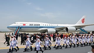 Çin Devlet Başkanı Xi Jinping'i taşıyan uçak Vietnam'ın Hanoi kentindeki Noi Bai Uluslararası Havalimanı'na varıyor. 14 Nisan 2025.