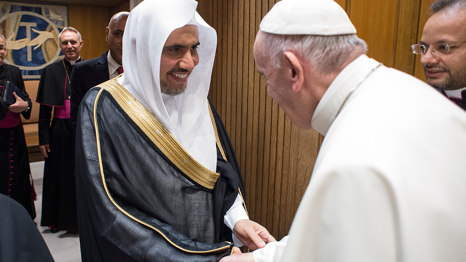 البابا فرنسيس يلتقي محمد العيسى، الأمين العام لرابطة العالم الإسلامي، في الفاتيكان، الأربعاء، 20 سبتمبر/أيلول 2017.