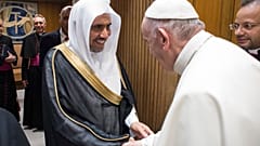 البابا فرنسيس يلتقي محمد العيسى، الأمين العام لرابطة العالم الإسلامي، في الفاتيكان، الأربعاء، 20 سبتمبر/أيلول 2017.