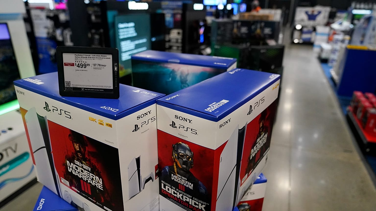 As consolas PlayStation 5 são vistas numa loja Best Buy durante a Black Friday, sexta-feira, 24 de novembro de 2023, em Charlotte, N.C. 