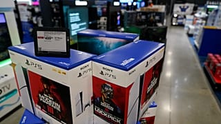 As consolas PlayStation 5 são vistas numa loja Best Buy durante a Black Friday, sexta-feira, 24 de novembro de 2023, em Charlotte, N.C.