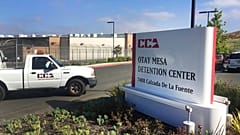 DATEI - Auf diesem Dateifoto vom 9. Juni 2017 fährt ein Fahrzeug in das Otay Mesa Detention Center in San Diego, Kalifornien. 
