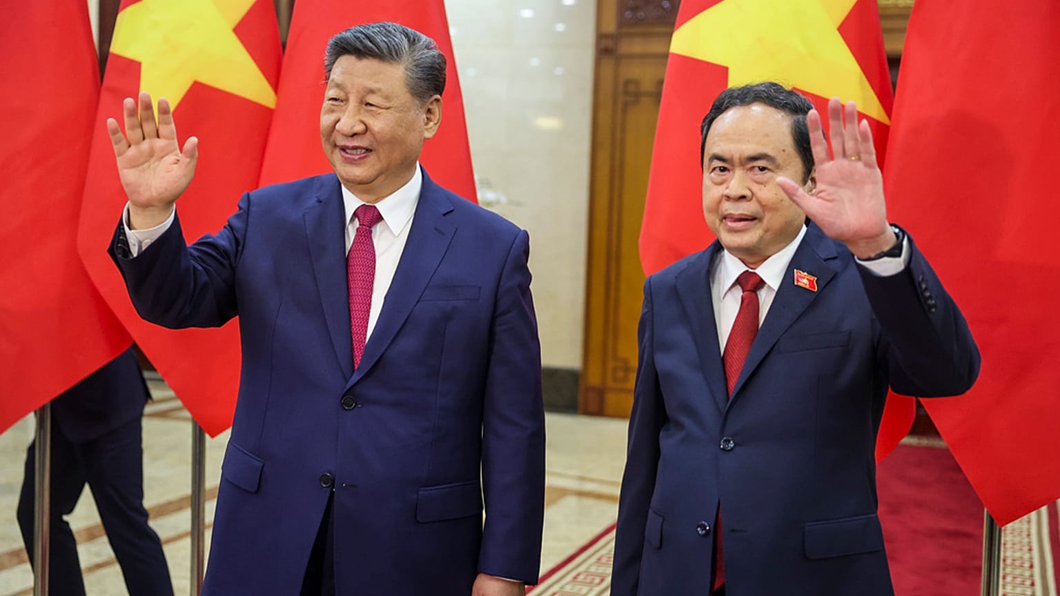 El presidente chino, Xi Jinping (izquierda), se reúne con el presidente de la Asamblea Nacional de Vietnam, Tran Thanh Man. 