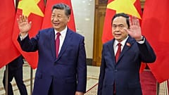 El presidente chino, Xi Jinping (izquierda), se reúne con el presidente de la Asamblea Nacional de Vietnam, Tran Thanh Man. 