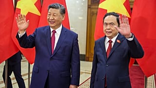 El presidente chino, Xi Jinping (izquierda), se reúne con el presidente de la Asamblea Nacional de Vietnam, Tran Thanh Man.