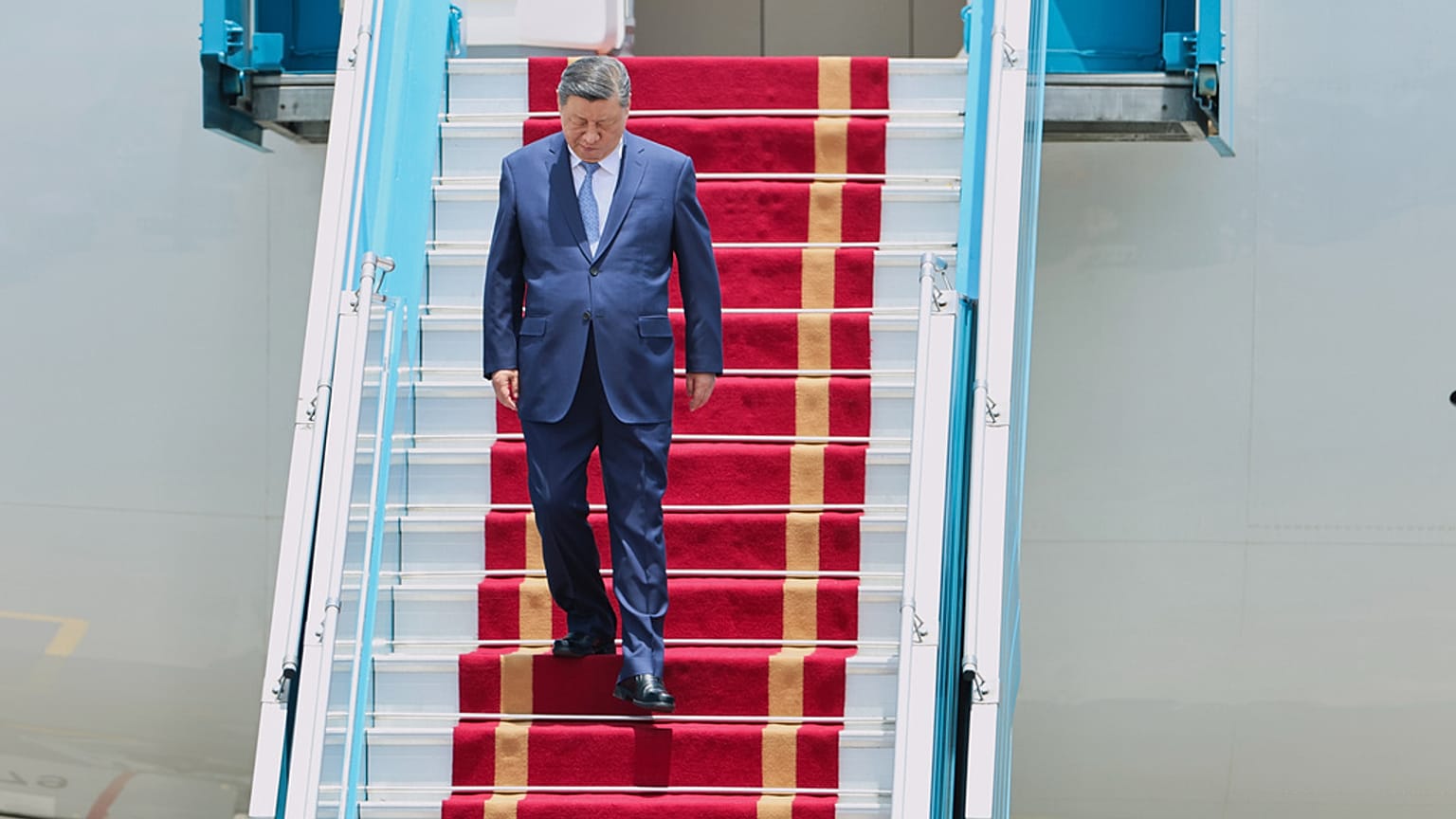 Xi Jinpinga przylatuje na międzynarodowe lotnisko Noi Bai w Hanoi w Wietnamie. 14 kwietnia 2025 r.