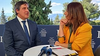 O Paul Dans μετείχε στο 10o Οικονομικό Φόρουμ των Δελφών και μίλησε για τις πολιτικές Τραμπ και το Σχέδιο 2025