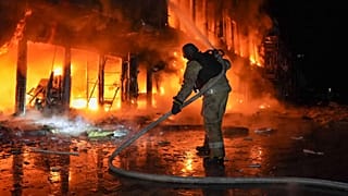 ARQUIVO: Nesta fotografia fornecida pelo serviço de emergência ucraniano, os bombeiros apagam o fogo num armazém após um ataque russo em Odesa, a 21 de março de 2025