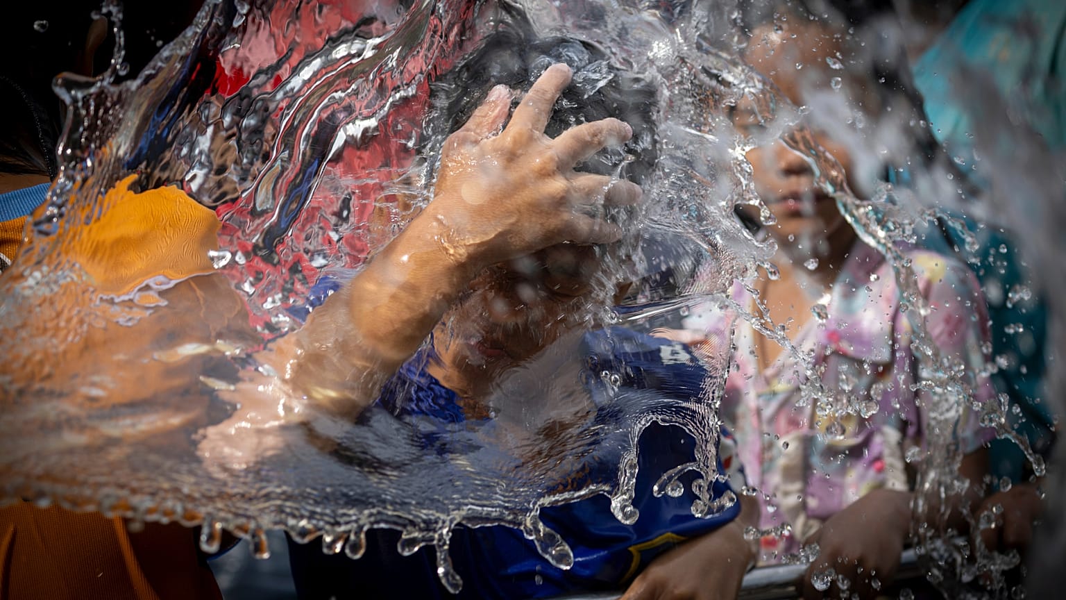 Un hombre reacciona cuando le salpican durante el festival acuático de Songkran para celebrar el año nuevo tailandés, 13 de abril de 2025.