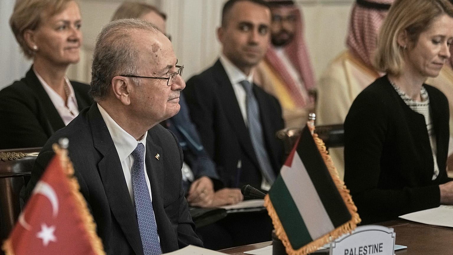 Archivo: El primer ministro de la Autoridad Palestina, Mohammed Mustafa, y Kaja Kallas asisten a la reunión del Comité Árabe-Islámico, en El Cairo, el 23 de marzo de 2025.