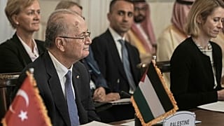 Archivo: El primer ministro de la Autoridad Palestina, Mohammed Mustafa, y Kaja Kallas asisten a la reunión del Comité Árabe-Islámico, en El Cairo, el 23 de marzo de 2025.