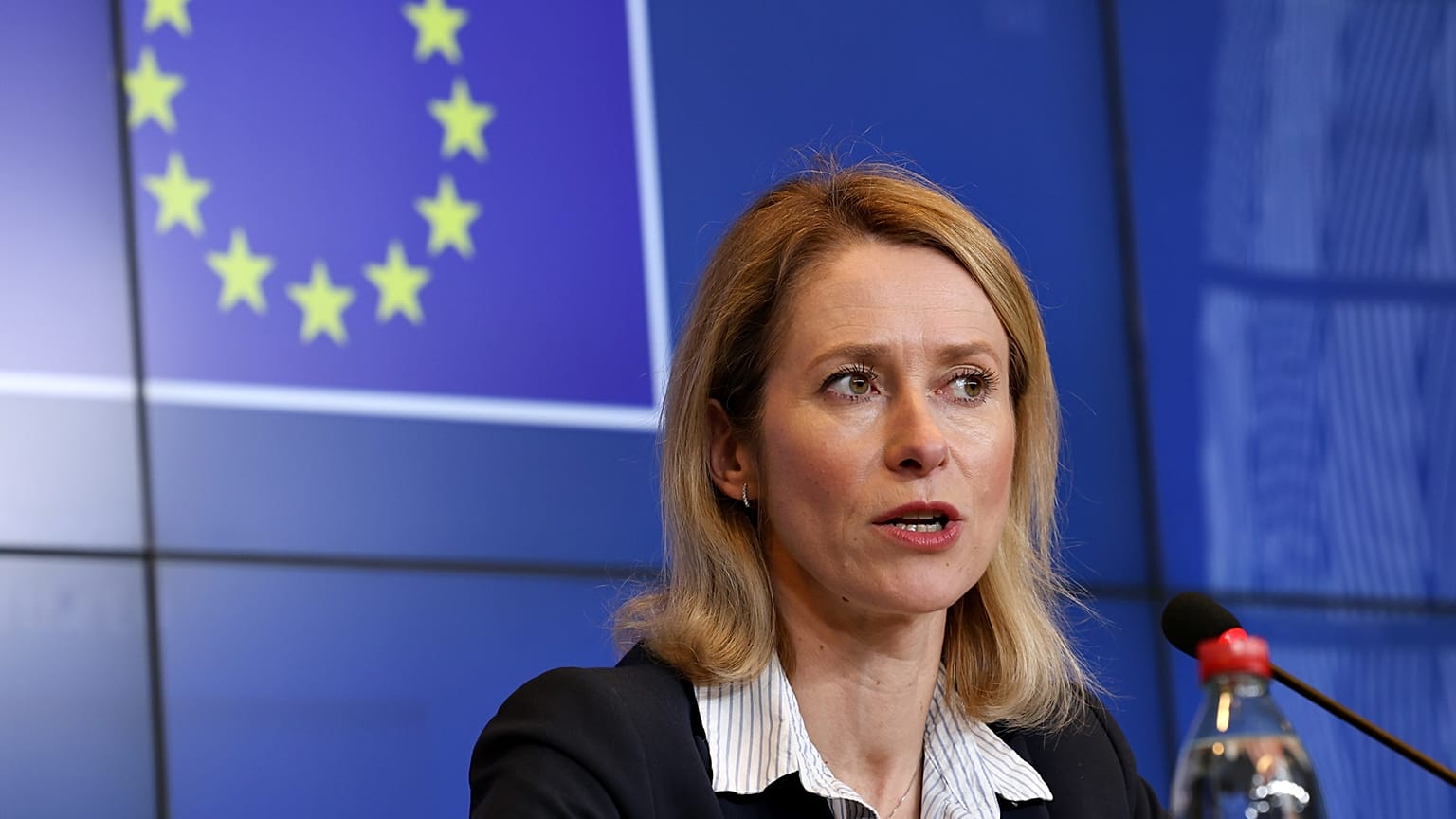 Az EU külügyi főképviselője, Kaja Kallas újságíróknak nyilatkozik Luxemburgban 2025.04.14-én