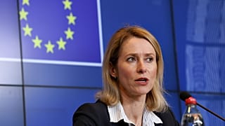 Az EU külügyi főképviselője, Kaja Kallas újságíróknak nyilatkozik Luxemburgban 2025.04.14-én