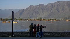 Eine Sikh-Familie genießt einen Spaziergang während Baisakhi, das das Neujahr der Sikhs in Srinagar markiert